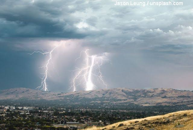 Fuerte tormenta azota Rumanía y deja una persona muerta