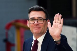 El nuevo primer ministro británico, Andy Burnham, presenta sus primeros pasos para remodelar Gran Bretaña