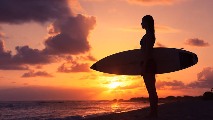 La historia del surf: el arte de cabalgar las olas desde la antigüedad hasta nuestros días