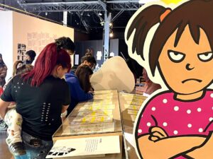 Jóvenes del programa Equidad Educativa visitaron la muestra ‘Las mujeres de mi vida’ de Maitena