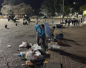 Se desarrolla un amplio operativo de limpieza en el Monumento y Parque a la Bandera