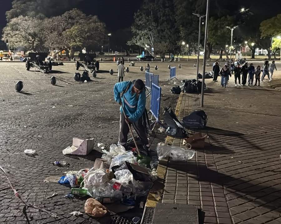 Se desarrolla un amplio operativo de limpieza en el Monumento y Parque a la Bandera