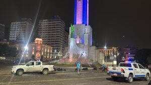 Se desarrolló un amplio operativo de limpieza en el Monumento y Parque a la Bandera