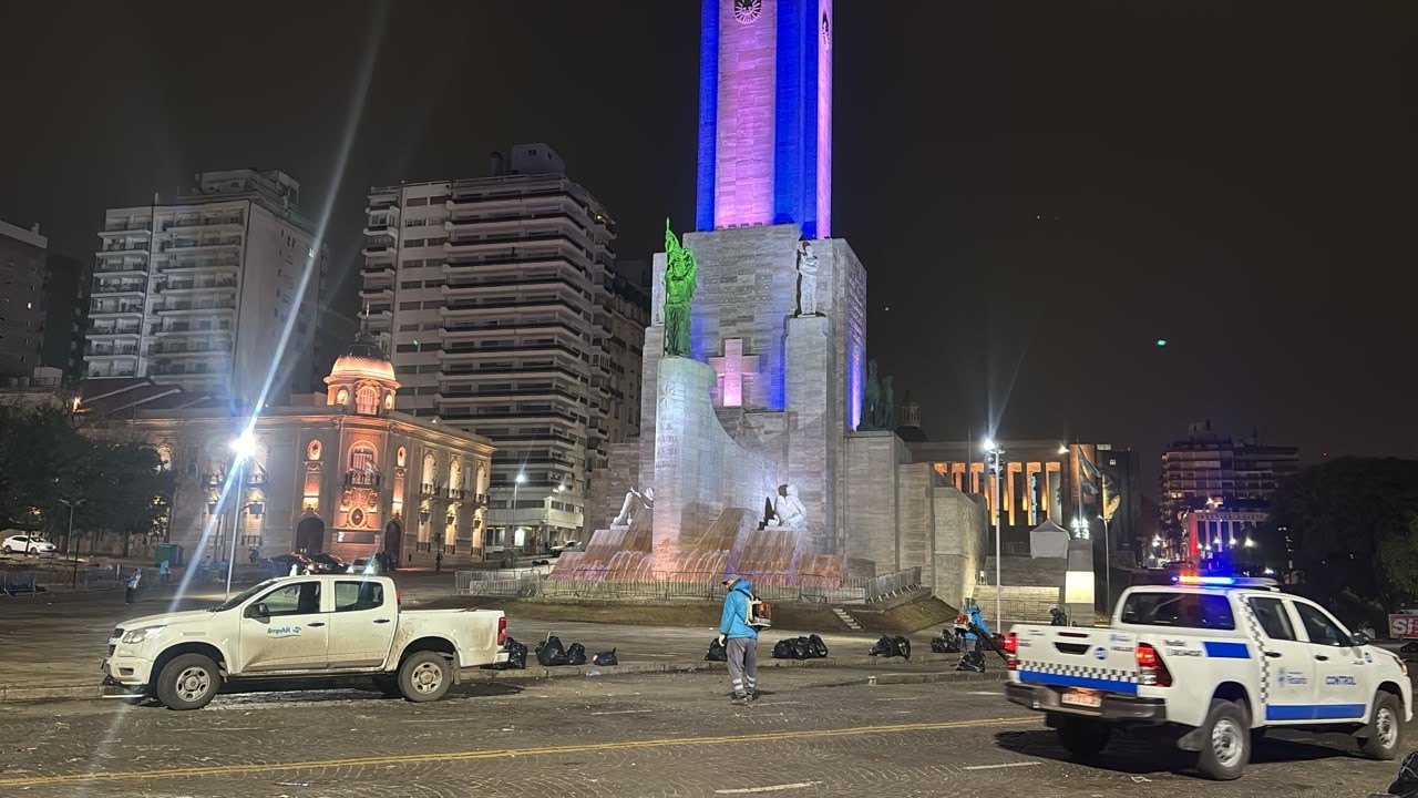 Se desarrolló un amplio operativo de limpieza en el Monumento y Parque a la Bandera