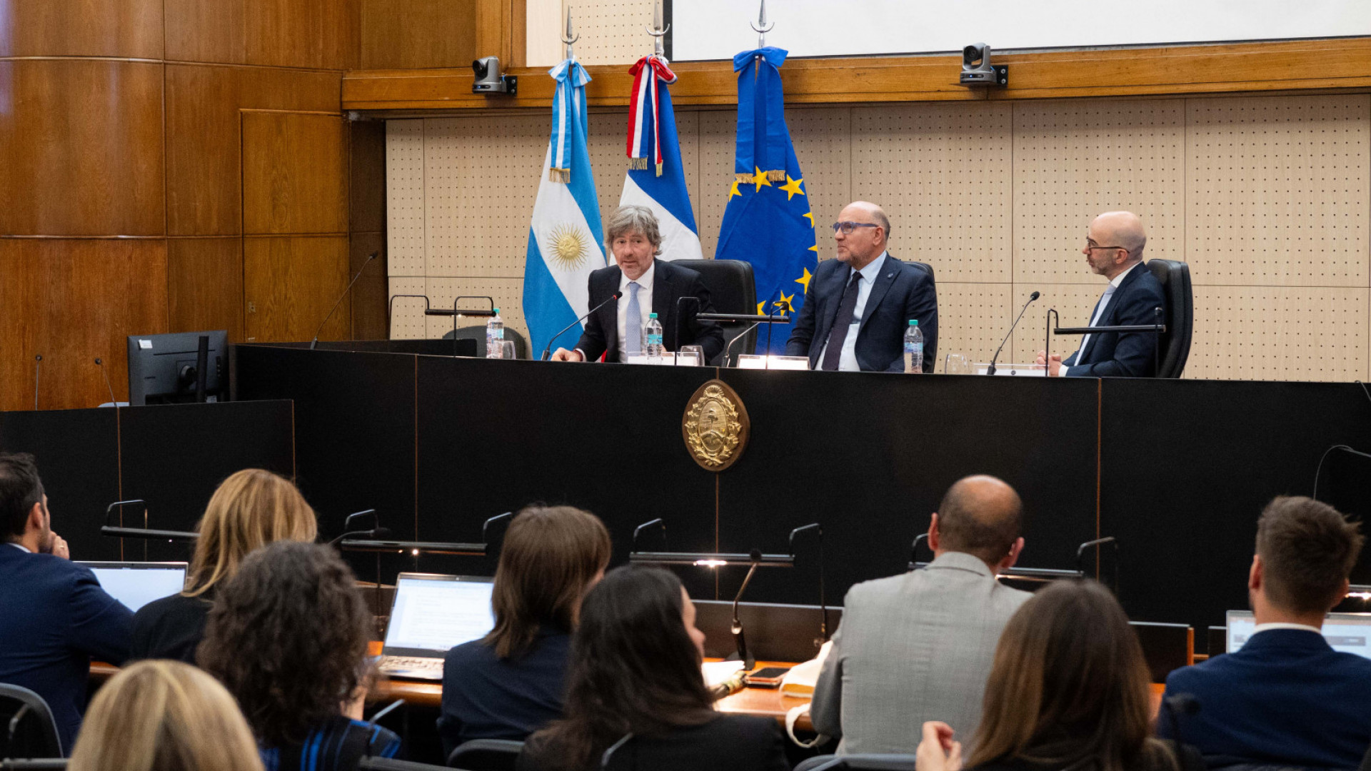 El Ministerio de Justicia encabezó un conversatorio internacional sobre inteligencia artificial aplicada a la Justicia