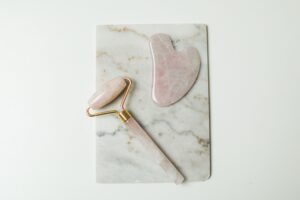 Gua Sha:  el milenario secreto de la medicina china que  se convirtió en el ritual imprescindible del skincare moderno