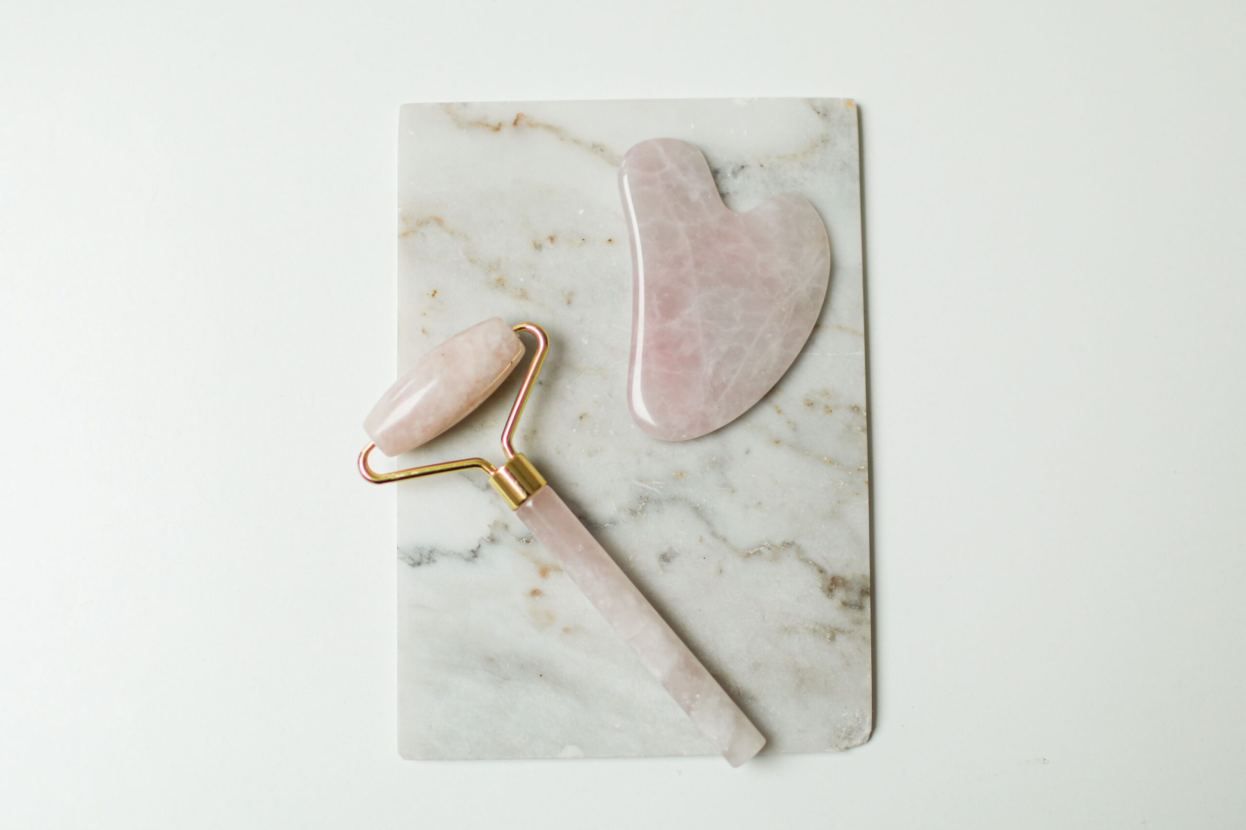 Gua Sha:  el milenario secreto de la medicina china que  se convirtió en el ritual imprescindible del skincare moderno
