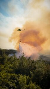 Miles de evacuados en el suroeste de Francia por un incendio forestal fuera de control