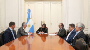 Firma de convenio para agilizar los trámites de los profesionales de la salud