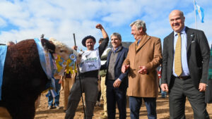 Luis Caputo realizó una recorrida por la Exposición Rural de Palermo