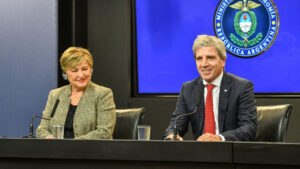 Luis Caputo y Kristalina Georgieva brindaron una conferencia de prensa en el Ministerio de Economía