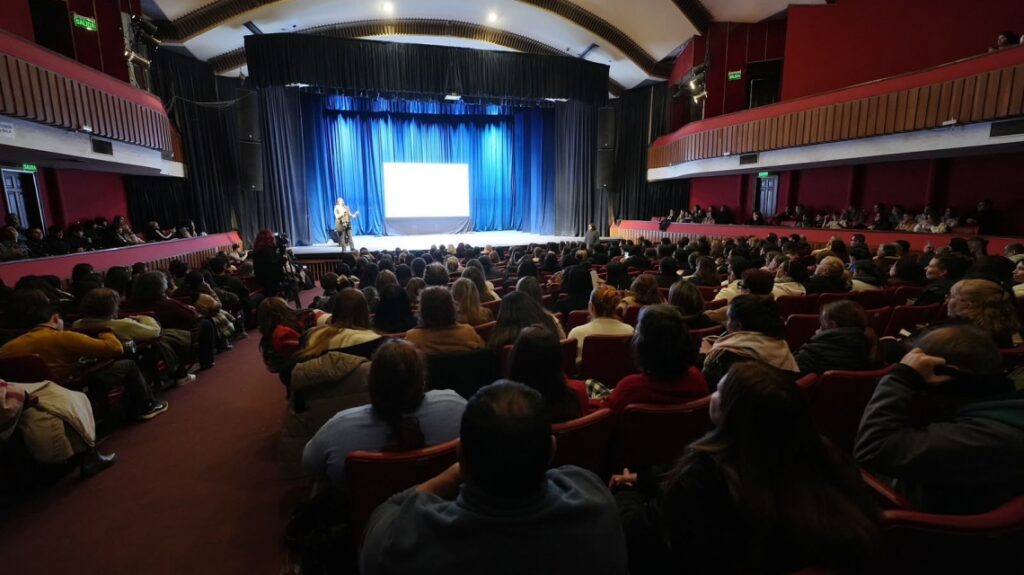 Educación: 1.300 docentes, directivos, estudiantes y familiares asistieron a las charlas sobre estrategias para prevenir la dependencia digital