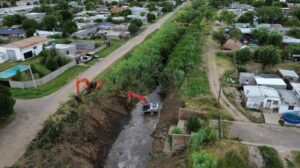 Mejor preparados ante El Niño: la gestión de Pullaro adjudicó las obras de limpieza de 12 canales troncales