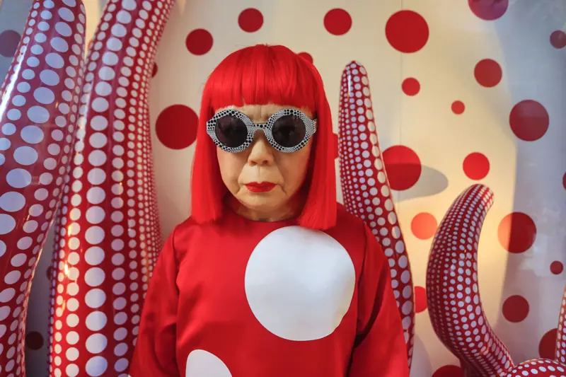 Yayoi Kusama: La reina del infinito que convirtió su mente en la obra de arte más fascinante del mundo