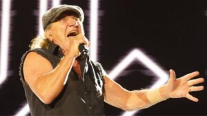 BRIAN JOHNSON ESQUIVA UN CAÑONAZO