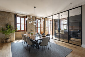 Paredes de vidrio: La tendencia en interiorismo que transforma cocinas pequeñas y oscuras