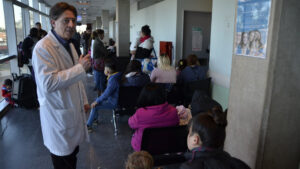 Los hospitales nacionales comenzarán a cobrarles a los extranjeros no residentes en el país