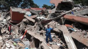 Continúan las labores de rescate en Colombia tras el terremoto; se prevé que aumente el número de muertos.