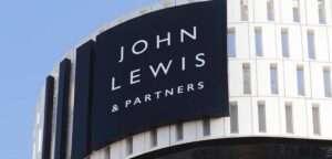 La cadena británica John Lewis anuncia que el director de sus grandes almacenes, Ruis, dejará su cargo.