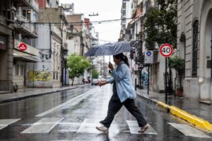Rige doble alerta por tormentas (nivel naranja) y fuertes vientos (amarilla) para este jueves 6 de agosto