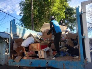 El municipio intervino para sanear una casa donde se acumulaba basura