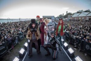 Crack Bang Boom cerró con el tradicional desfile de cosplayers junto a una multitud
