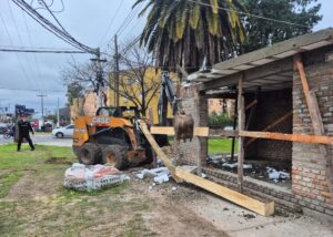 Agentes municipales frenaron y demolieron una construcción ilegal en un espacio público