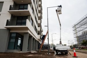 Avanza la colocación de más de 400 nuevas luminarias led en la Villa Olímpica y el Parque Héroes de Malvinas