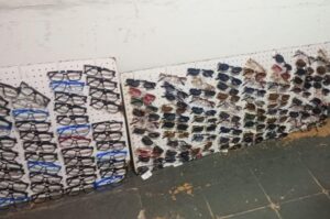 Nuevo operativo contra la venta ilegal en el microcentro: se secuestraron 170 anteojos