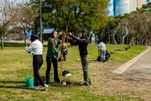 El municipio plantó árboles junto a voluntarias y voluntarios en un sector de la costa central