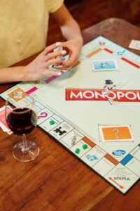 Game Night Glam: Los mejores juegos de mesa para descorchar un vino y morirse de la risa entre amigos