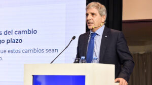 Luis Caputo: “Estamos reconstruyendo a la Argentina y sentando las bases para un cambio sostenido a largo plazo”