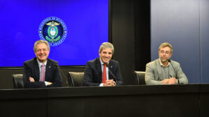 Luis Caputo anunció la flexibilización parcial de préstamos en dólares para empresas