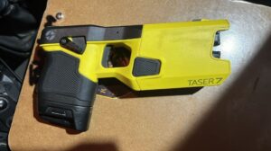 Rosario: la Policía usó la pistola Taser para reducir a un hombre que se autolesionaba con un vidrio