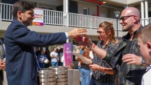 Pullaro entregó 54 viviendas en Villa Setúbal y destacó el impacto de la obra pública en el empleo