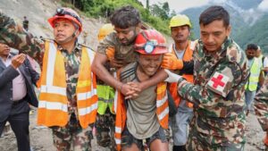 Rescatistas nepalíes buscan 900 trabajadores