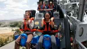 El parque de atracciones Six Flags en California clausura la montaña rusa X2 tras cientos de denuncias de lesiones cerebrales