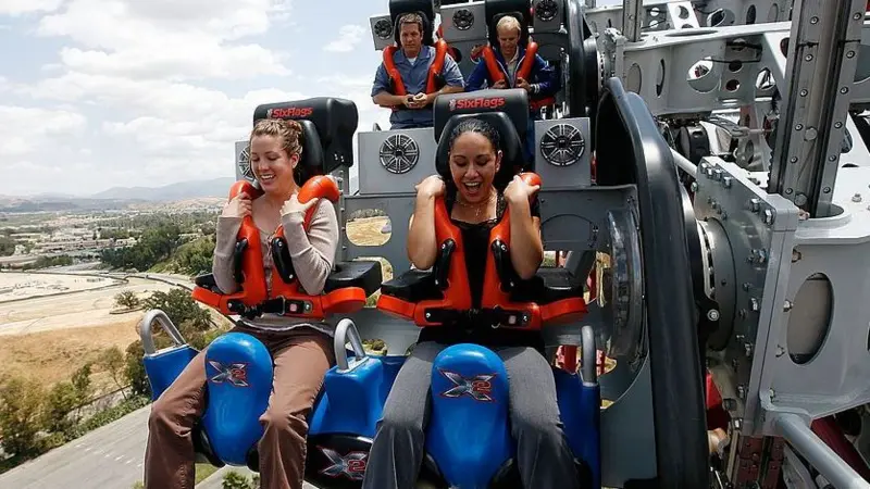 El parque de atracciones Six Flags en California clausura la montaña rusa X2 tras cientos de denuncias de lesiones cerebrales