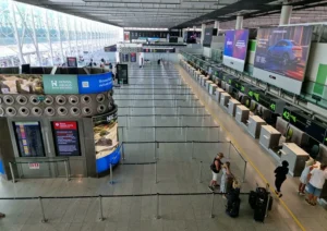 El aeropuerto de Catania permanecerá cerrado este lunes por la erupción del Etna
