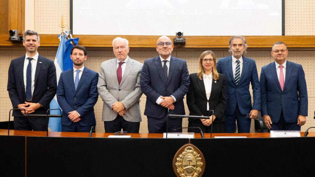 El Ministerio de Justicia organizó un conversatorio sobre los nuevos desafíos frente al narcotráfico