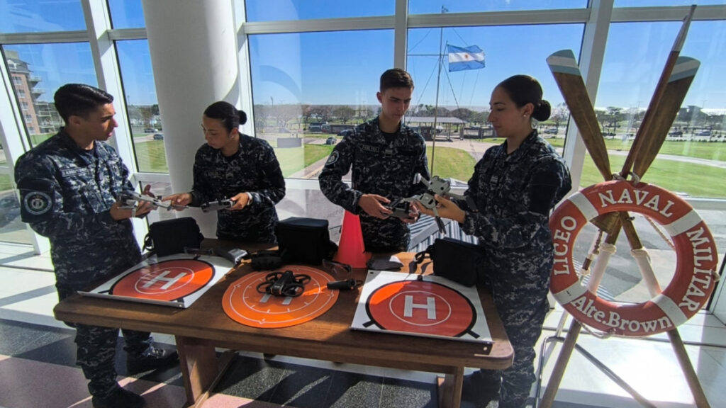 El Ministerio de Defensa entregará drones a los Liceos Militares de Ejército, Armada y Fuerza Aérea