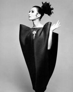 BALENCIAGA: DEL HOMBRE QUE CAMBIÓ PARA SIEMPRE LA SILUETA FEMENINA