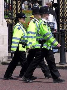 La policía británica informa que los cinco detenidos en una base aérea son ciudadanos británicos