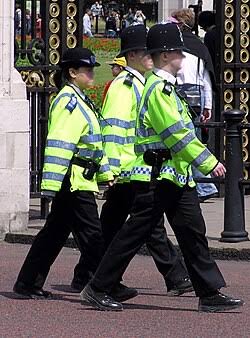 La policía británica informa que los cinco detenidos en una base aérea son ciudadanos británicos