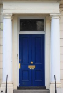 La famosa casa de la puerta azul de Notting Hill sale a la venta por una suma millonaria