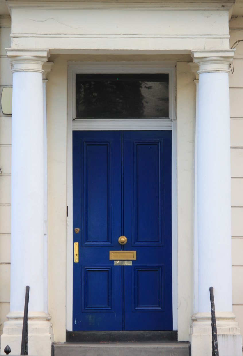 La famosa casa de la puerta azul de Notting Hill sale a la venta por una suma millonaria