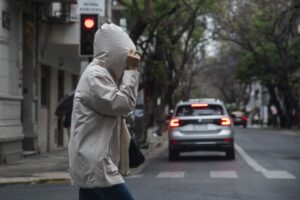 Se renovó alerta por tormenta para la noche de este domingo y se sumó advertencia por fuertes vientos para el lunes