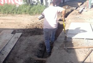 Hacían una excavación ilegal para poner caños, el municipio llegó, los frenó y tuvieron que volver a tapar todo
