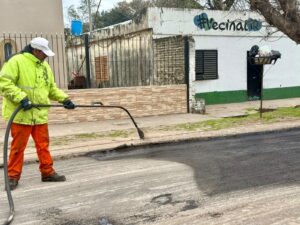 Nuevo operativo barrial sumó repavimentación, zanjeo, poda y servicios públicos en Tío Rolo