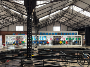 Un bingo para cruzar generaciones: jóvenes y personas mayores se encuentran en Puerto Joven